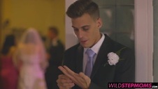 modelka przyjmuje spermę w ustach