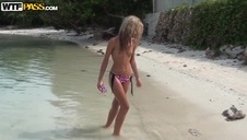 wypina swe dupko na łóżko i jest dymana