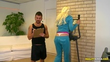 zabawa z blond niunią na kanapie