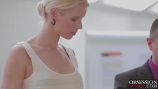 łazi cały dzień na golasa