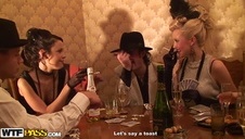 suczka w pończochach znakomicie pieści swą dziurkę