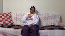 panowie lubią jej włochatą pipkę i naturalne piersi