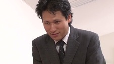 brunetka wciska łapę w jej kakaowe oczko