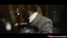 biznesmeni pieszczą dobrą blondynę