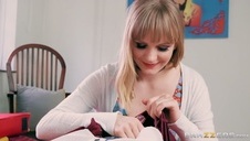 budzi się nad ranem i masuje pulchną spzarkę