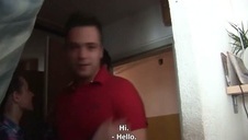 uwielbia zabawiać się klamerkami