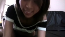 wsadza twarz między jej pośladki