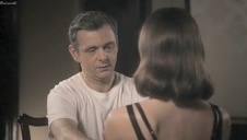 kładzie się na amatorce i dobrze ją rżnie