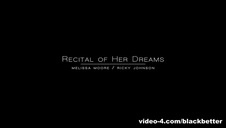 wkłada głowę między jej mega cyce