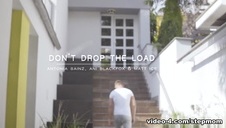 farciarz zabawia się z trzema blondynkami