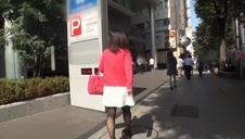 posuwa blondyneczkę na tylnej kanapie samochodu