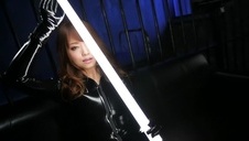 czarnowłosa niunia palcuje się na narożniku