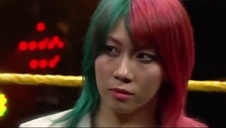 cycata masuje szparkę przez majteczki