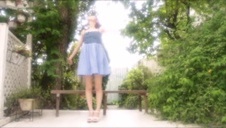 wypina swoją niezłą przystrzyżoną cipkę