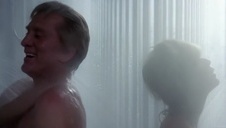 głowa między jej ślicznymi oczkami