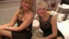 seksowna brunetka przed seksem robi mały striptiz