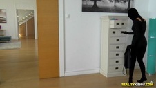 nastolatkowie robią to w salonie na kanapie