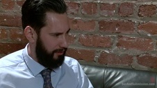 biała i czarna masują się nawzajem