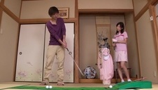 czarnowłosa okularnica jest posuwana w dziób