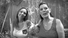 nagie kobiety w trójkącie przy basenie