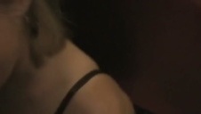 sex pończochy z czerwonymi podwiązkami na pupie seksownej mamuśki