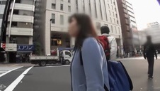 azjatka wypina dupsko i ciągnie wielkiego fiuta