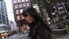 doświadczona pani pokazuje jak ssać