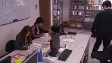 biała laska obciąga i ssie dużego czarnego kutaska