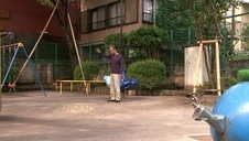 silikonowa suczka pali papierosa i robi sobie dobrze