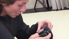 ślicznotka przymierza bieliznę