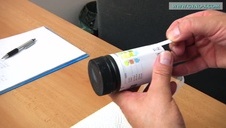 fajna dziewczyna liże długie dildo