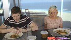 małolatka bawi się paluszkami w swojej cipce