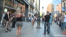 wytatuowana carmen ciągnie czekoladowe pałki