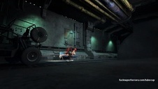 wsadza w nią swój wielki sprzęt