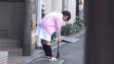 brunetka obrabia mu kutasa na łóżku