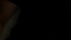 kładzie się na zamaskowanej lasce i ją rucha