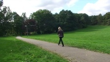 szczupła czarna na plażowym leżaku