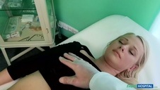 macho i nastolata sami na kanapie