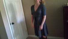 rucha laskę w biurze i patrzy się na jej biust