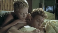 seksik z płaską laseczką na wykładzinie