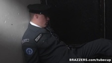 trzy kobiety liżą się po wypiętych dupskach