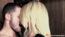 kolesie grzmocą ją na parkingu