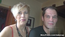 zgrabna niunia fajnie porusza się na fiucie