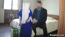 duży chłop kładzie łapy na jej pośladkach