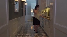 duży dekolt laski w czerwonej sukience