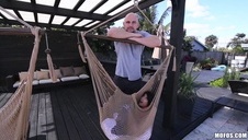 z nudów masuje swoją cipę