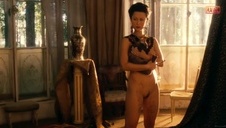 blady facet podnosi lalunię i rżnie ją na stojaka