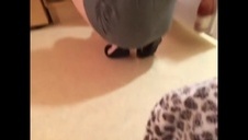 ginekolog zabawia się jej młodą szparką