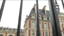 dwie blondynki bawią się jego penisem aż do wytrysku