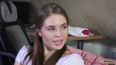 niebieskooka niunia ciągnie pałkę w sekretnym pokoju